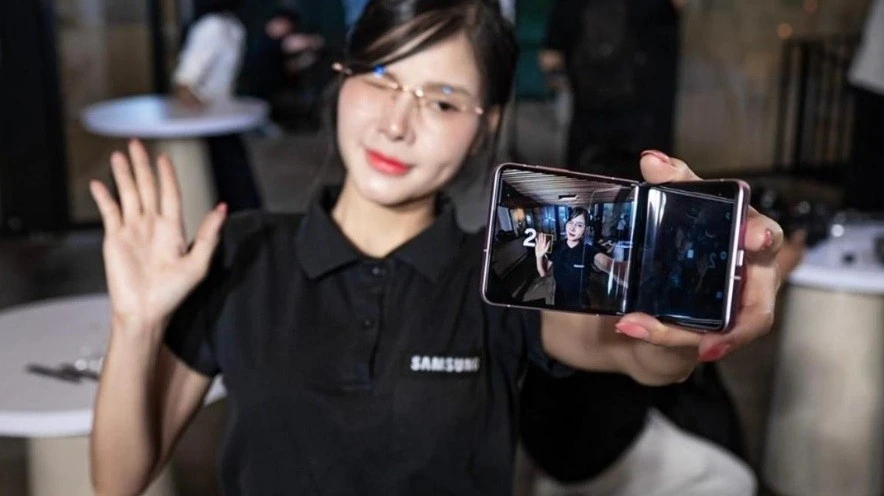 ศึกกล้องสมาร์ทโฟน Foldable: Galaxy Z Fold 8 Ultra ปะทะ Motorola Razr Fold