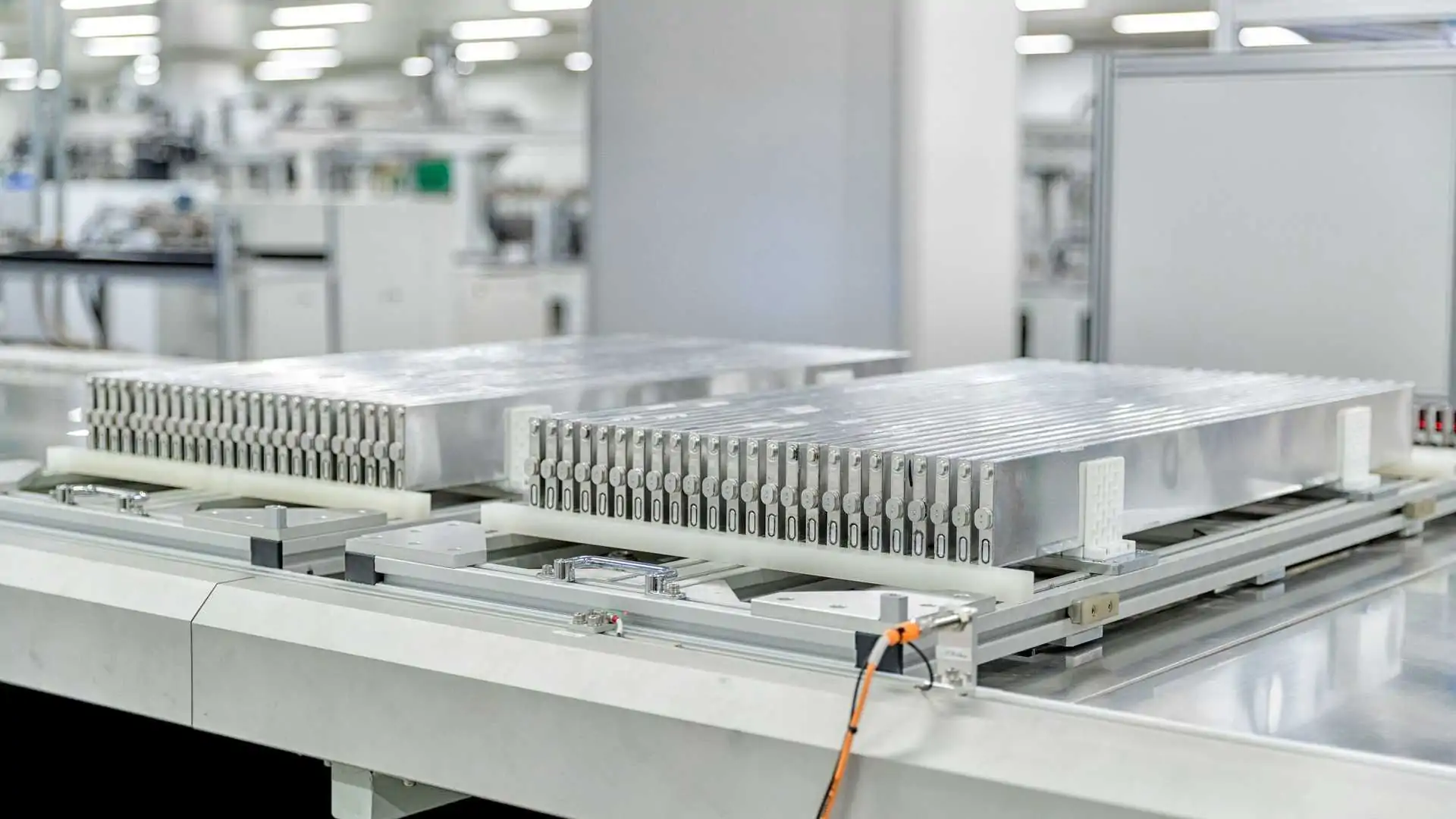 ศึกแบตเตอรี่ Solid-state BYD ชน Toyota เปลี่ยนเกมผู้ซื้อ EV อย่างไร