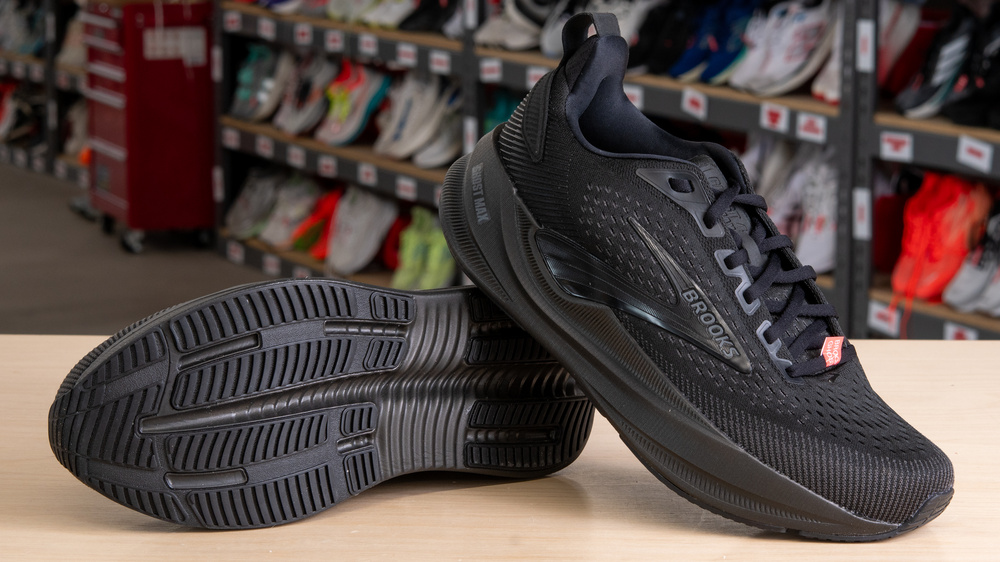 รองเท้าวิ่งประจำวันสำหรับนักวิ่งทั่วไป: เลือกเบาะรองรับแบบไหนระหว่าง Brooks Ghost Max 4 กับ Hoka Clifton
