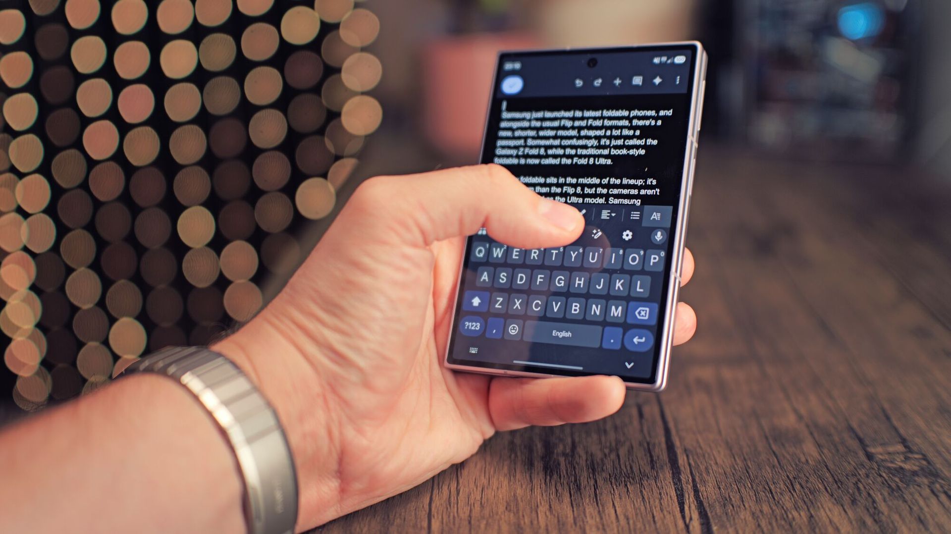 Samsung Galaxy Z Fold 8 สมาร์ทโฟนพับได้จอคู่ที่เก่งเรื่องจอแต่สะดุดความร้อน