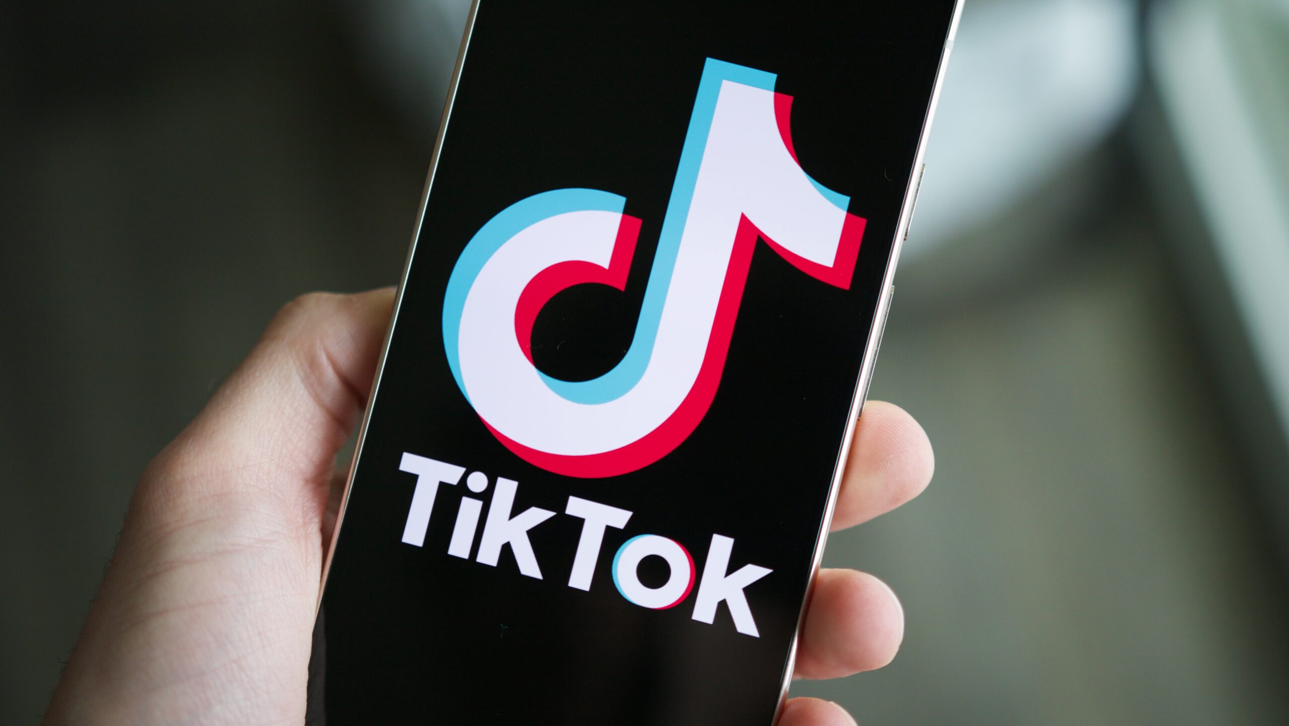 วิกฤตการกลั่นกรอง TikTok เมื่ออัลกอริทึมและการลดคนงานทำให้ผู้ใช้เสี่ยง