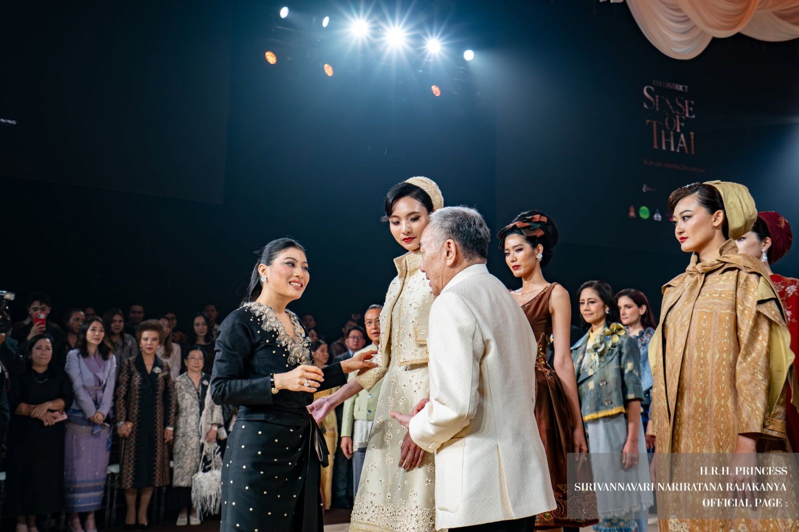 ผ้าไหมมัดหมี่ขึ้นเวทีโอต์กูตูร์: 7 ดีไซเนอร์ตำนานแปลงมรดกสู่แฟชั่นสากล