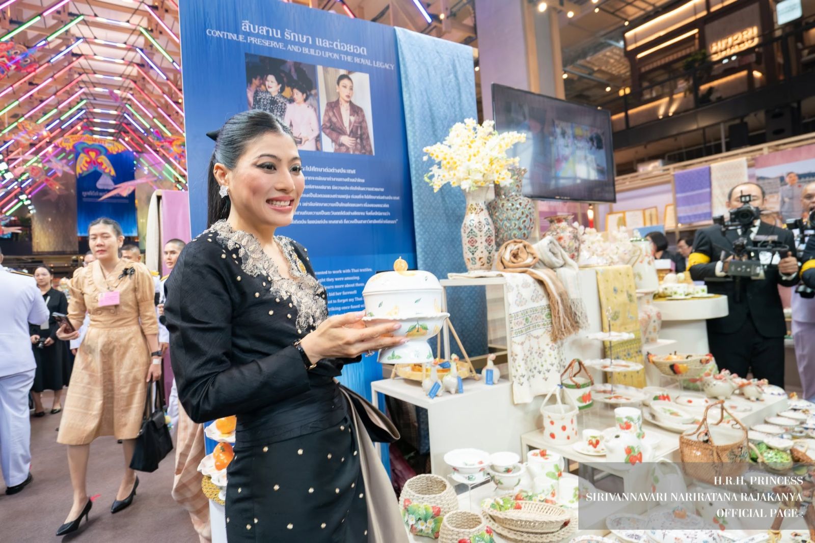 จากมรดกชาติสู่รันเวย์โลก: ผ้าไหมมัดหมี่ก้าวขึ้นเวทีแฟชั่นโอต์กูตูร์