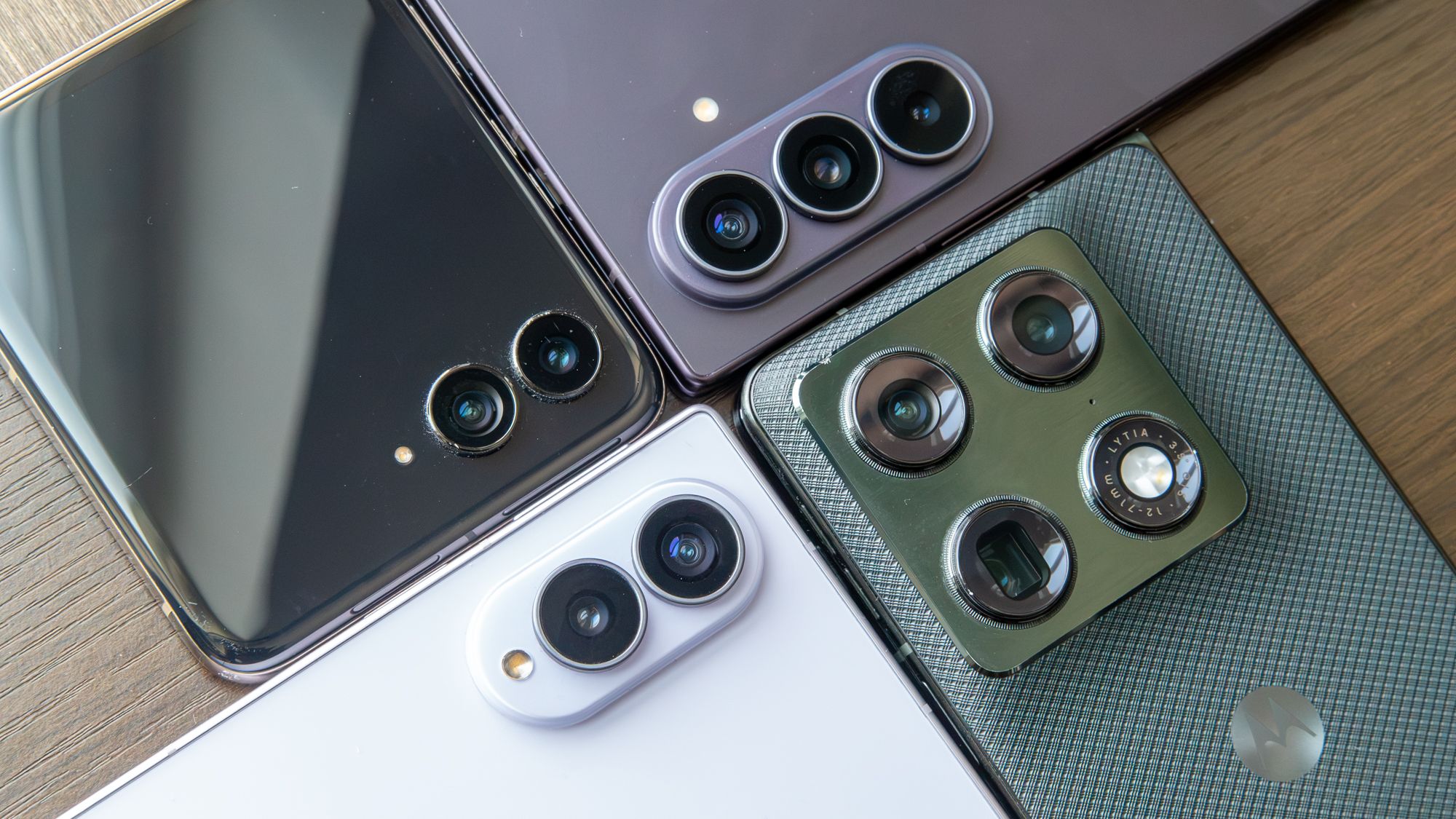 Motorola Razr Fold vs Samsung Galaxy Z Fold 8: ศึกกล้องและดีไซน์จอพับ