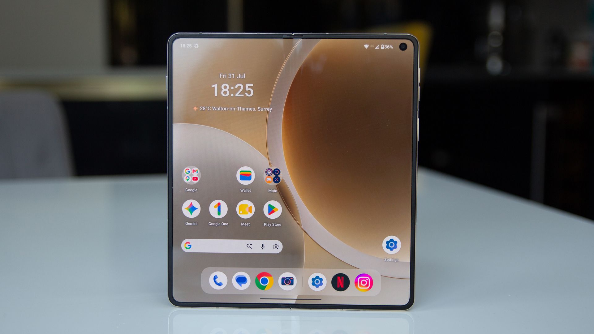Motorola Razr Fold vs Samsung Galaxy Z Fold 8: ศึกกล้องและดีไซน์จอพับ