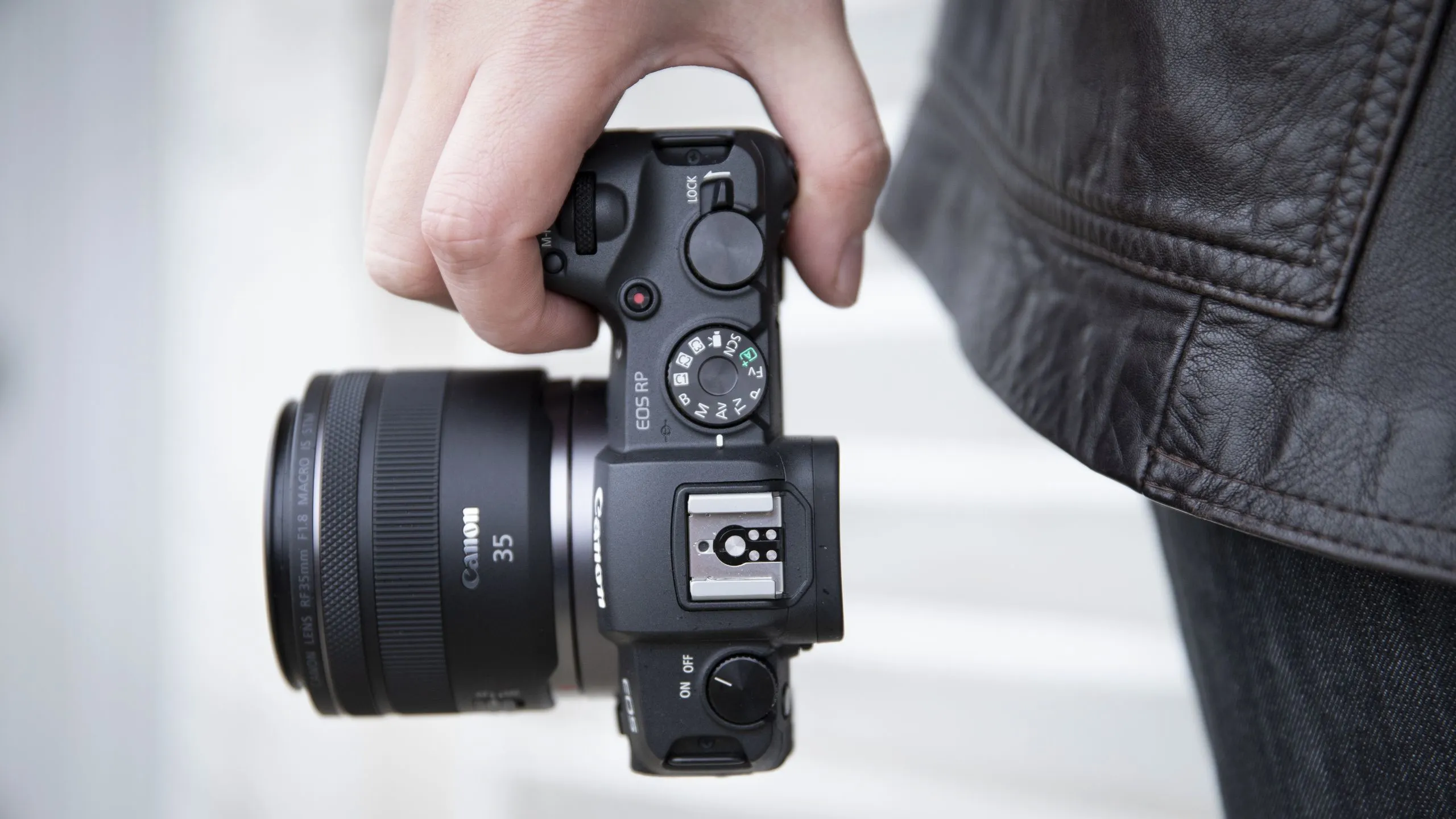Canon EOS R5 ราคาแตะจุดคุ้มค่าสำหรับสายงานมืออาชีพ