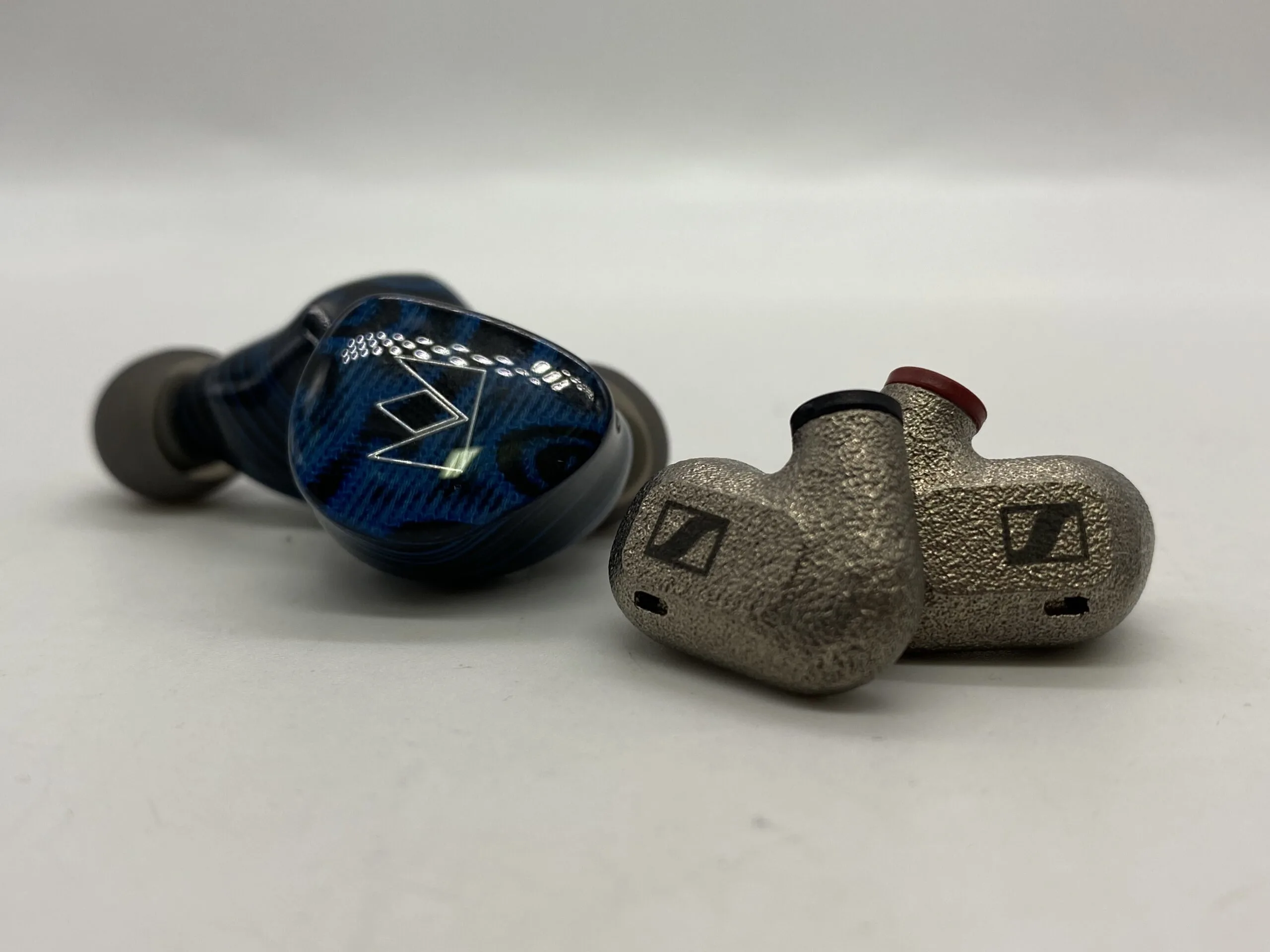 หูฟังอินเอียร์พรีเมียม Noble Audio Iris vs Sennheiser IE 600 เพื่อการฟังเพลงวิจารณ์
