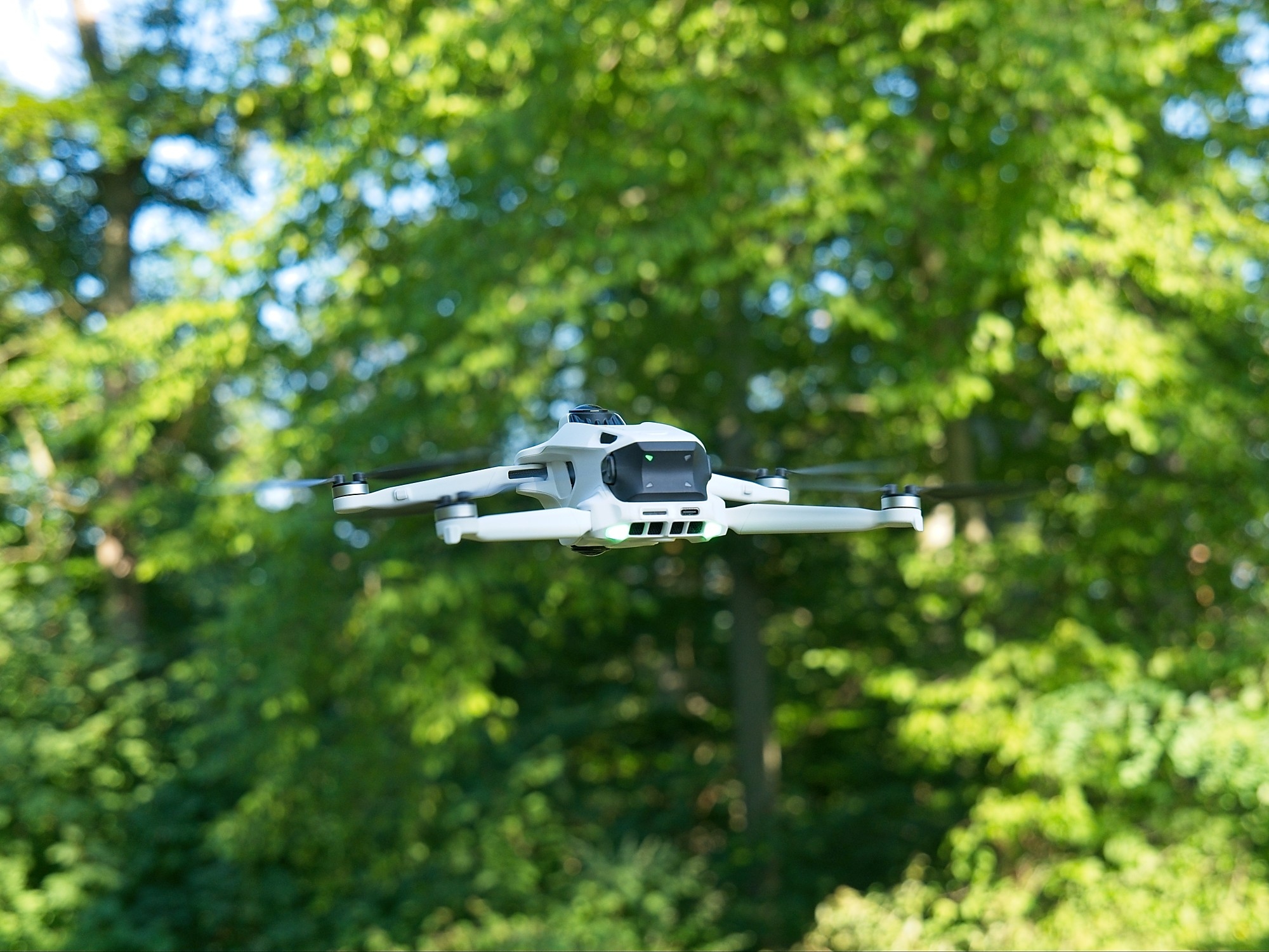 Hybrid Flying Gimbal Cameras: เลือก HoverAir Versa หรือ Antigravity A1 ดี?