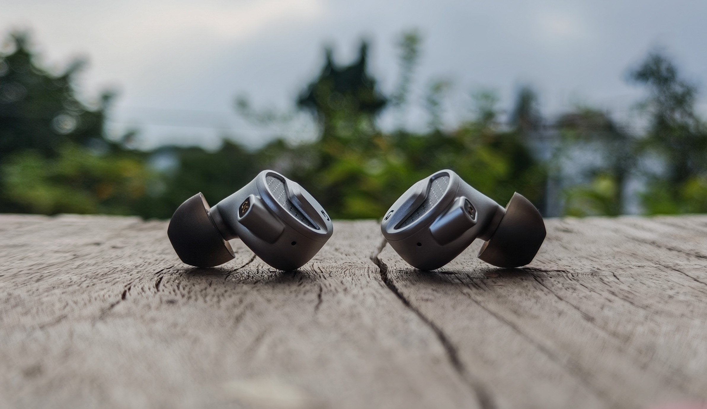 เปรียบเทียบ planar magnetic IEM สายประหยัดสำหรับนักฟังเพลง