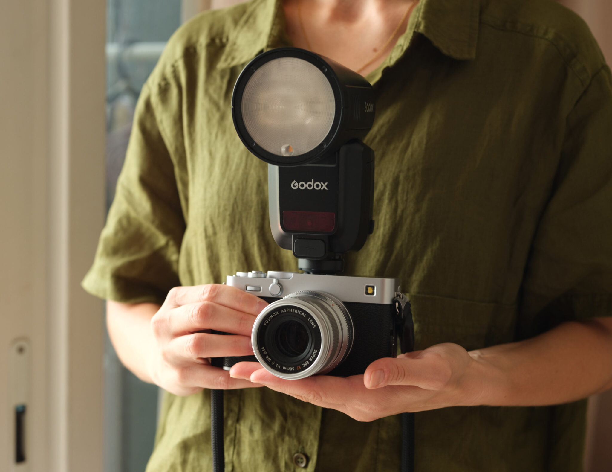 เปรียบเทียบ Westcott FJ100 และ Godox V100 แฟลชไร้สายพกพายุคใหม่