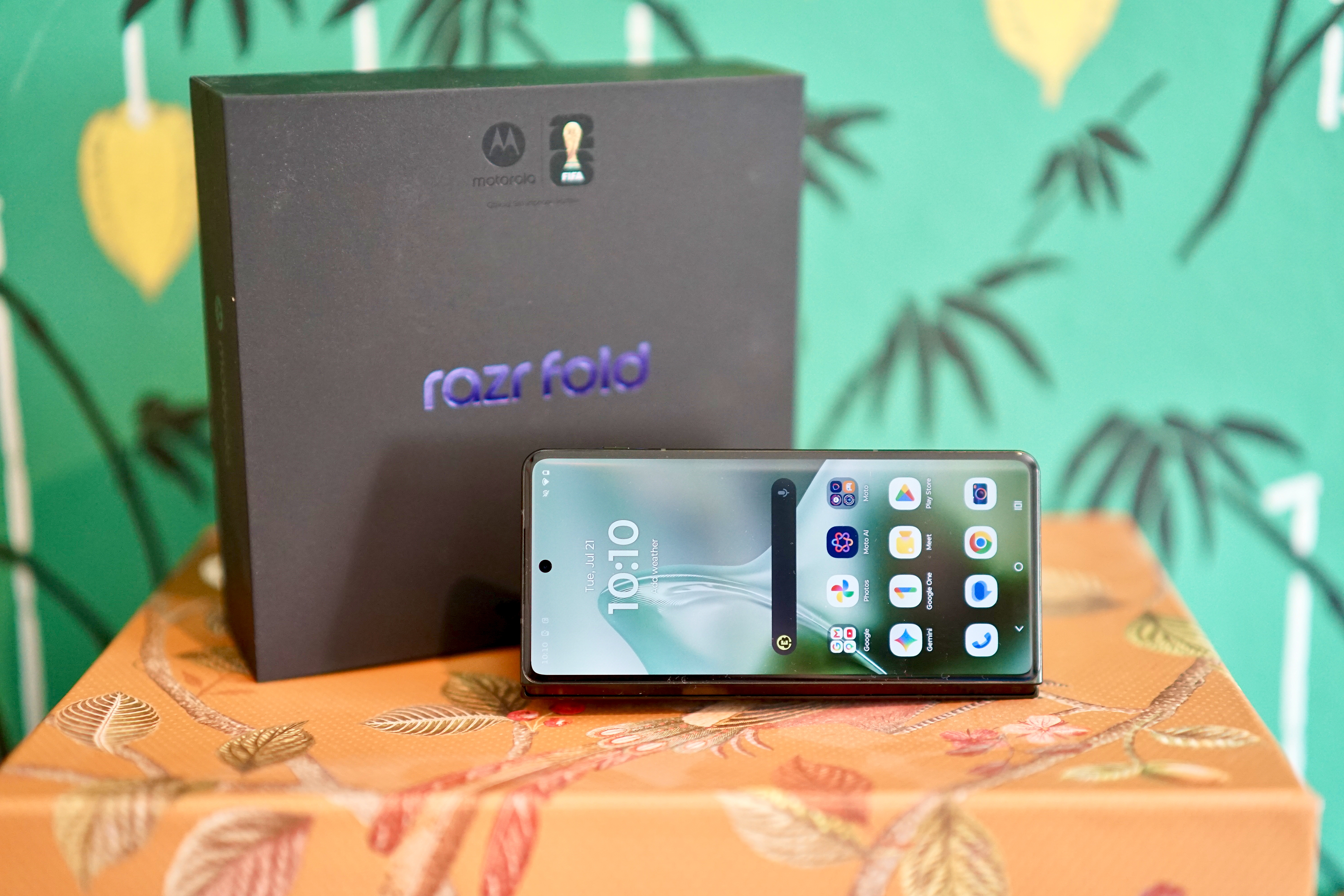 Motorola Razr Fold vs Samsung Galaxy Z Fold ใครคุ้มกว่าสำหรับสายพับได้