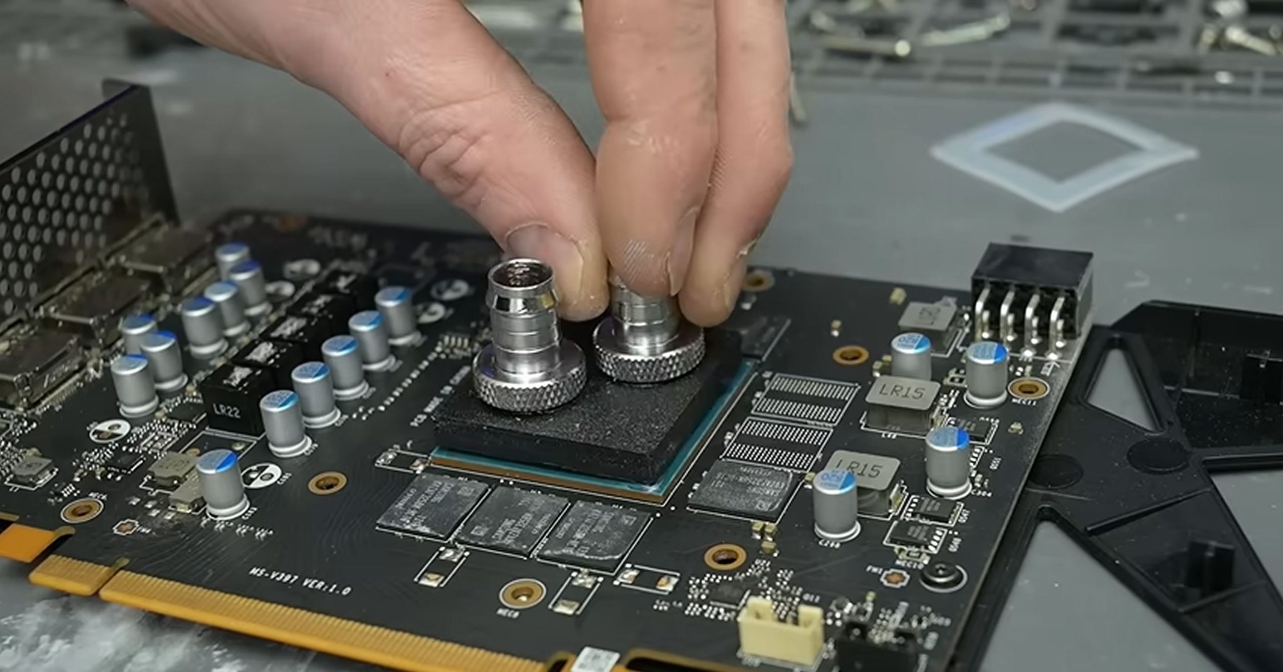 ระบายความร้อน GPU โดยตรงด้วยน้ำบนซิลิคอน ทำได้อย่างไร