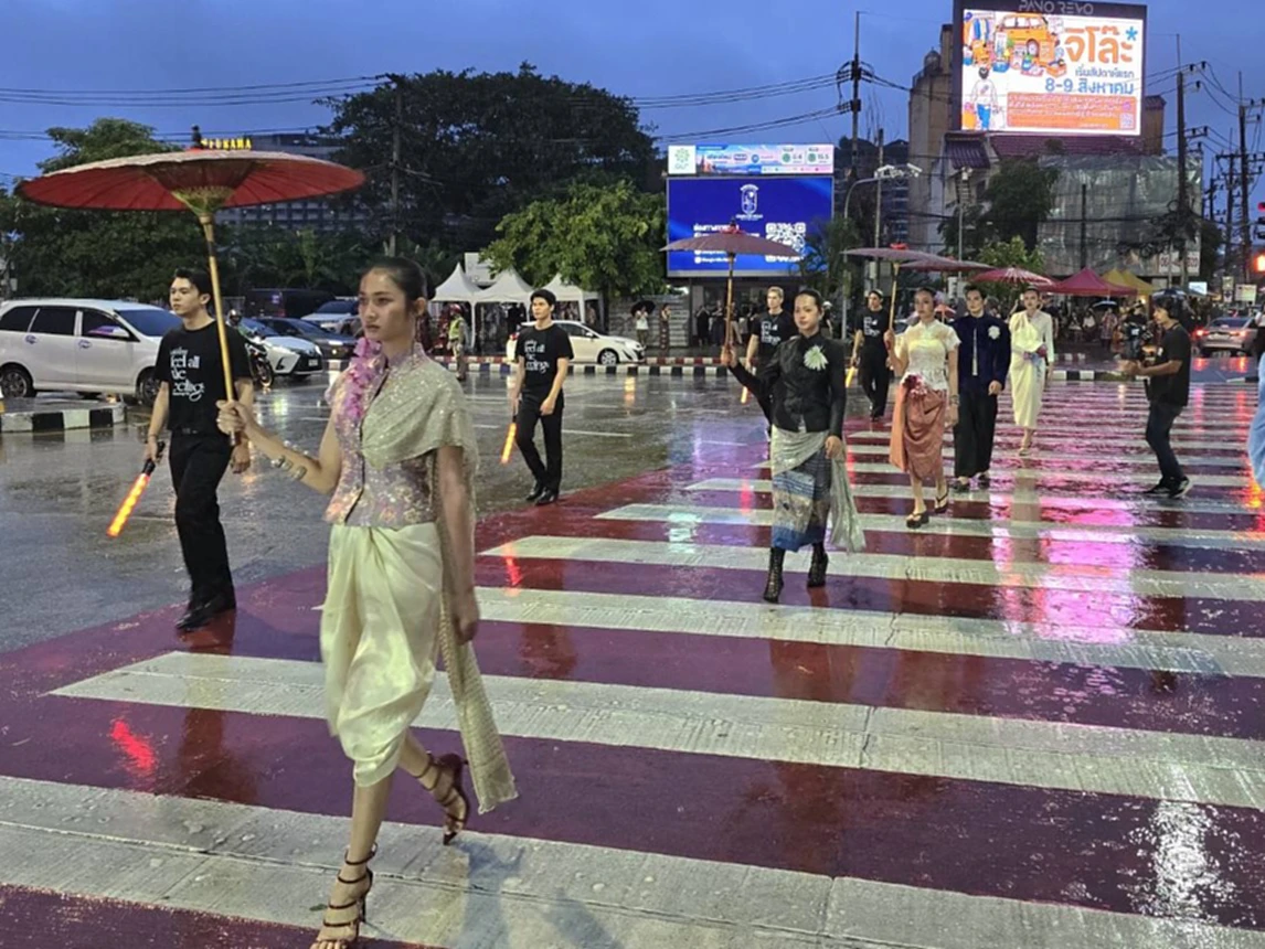 เมื่อแยกกลางเมืองกลายเป็นรันเวย์: ล้านนาโอต์กูตูร์บนถนนเปียกฝน