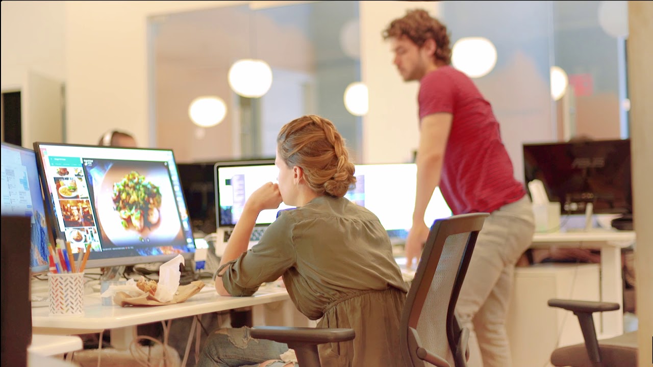 Standing Desk Showdown: เลือกโต๊ะยืนนั่งที่ใช่สำหรับคุณ