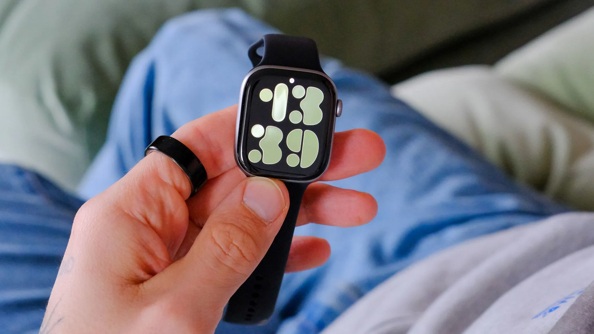 Apple พลิกเกม wearable ด้วย Apple Watch ใหม่และ fitness tracker ไร้จอ