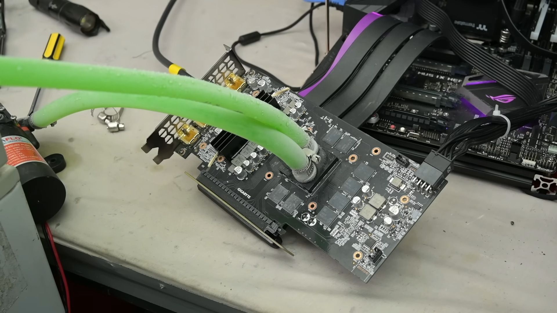 ระบายความร้อน GPU โดยตรงด้วยน้ำบนซิลิคอน ทำได้อย่างไร