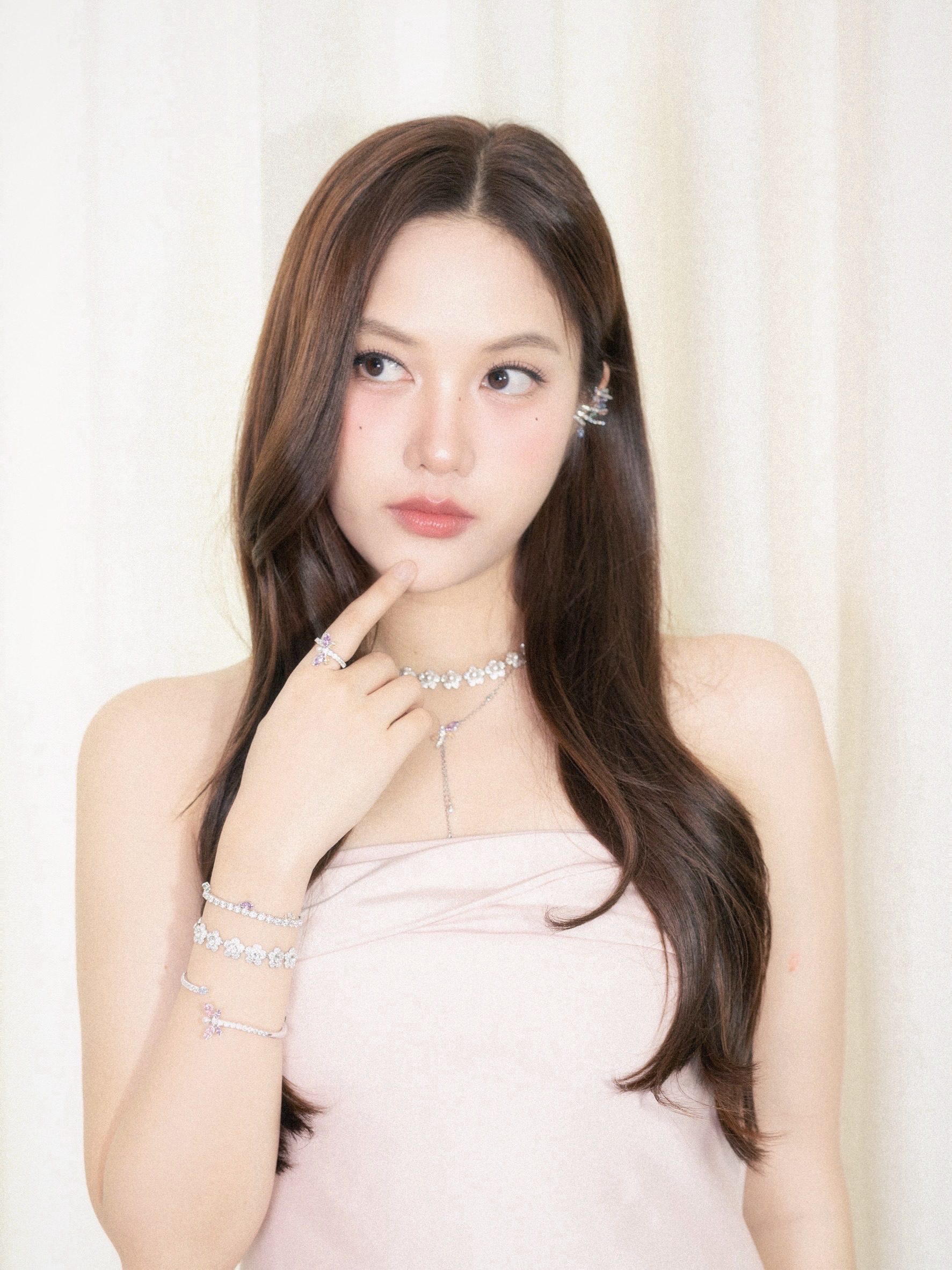 ผมสีเข้มเงางาม เทรนด์สีผมที่สะท้อนลุคสุขภาพดี