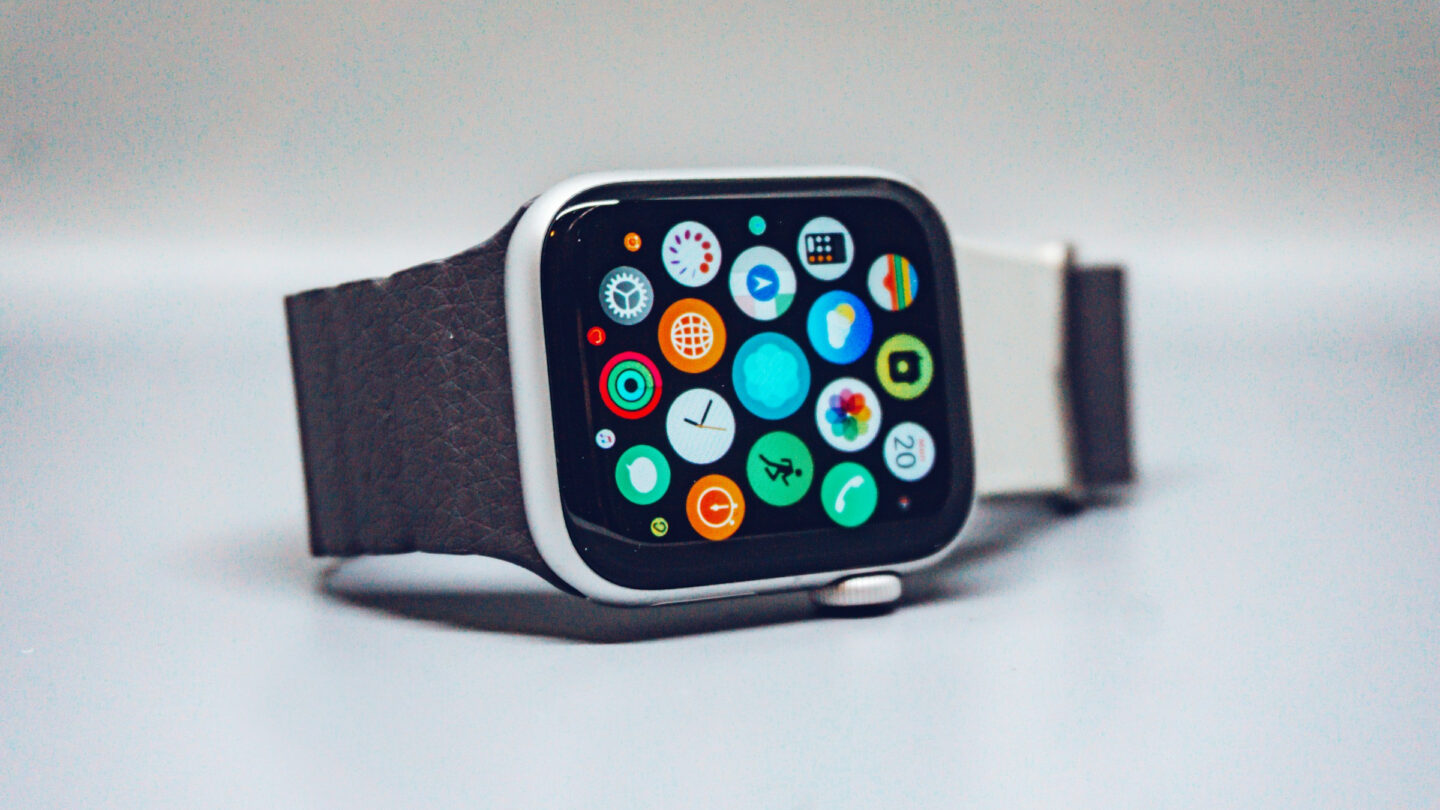 Apple Watch ออกแบบใหม่: หน้าจอกลมและวัสดุพรีเมียมกำลังมา