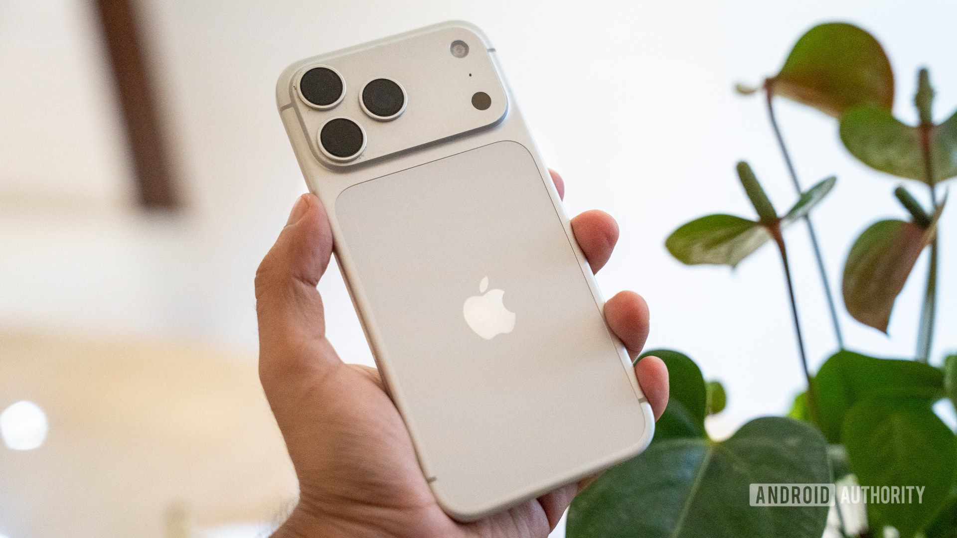ทำไมปรัชญาดีไซน์โทรศัพท์พับจอของ Samsung ทำให้ iPhone Ultra เสียเปรียบตั้งแต่เริ่ม