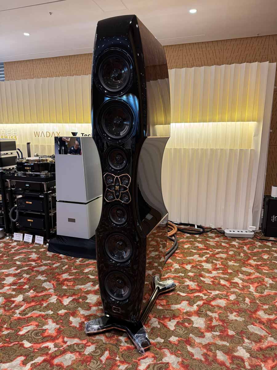 แอมพลิฟายเออร์โมโนแฟลกชิพ Goldmund Telos 9800 ปะทะ AVID OPUS Power