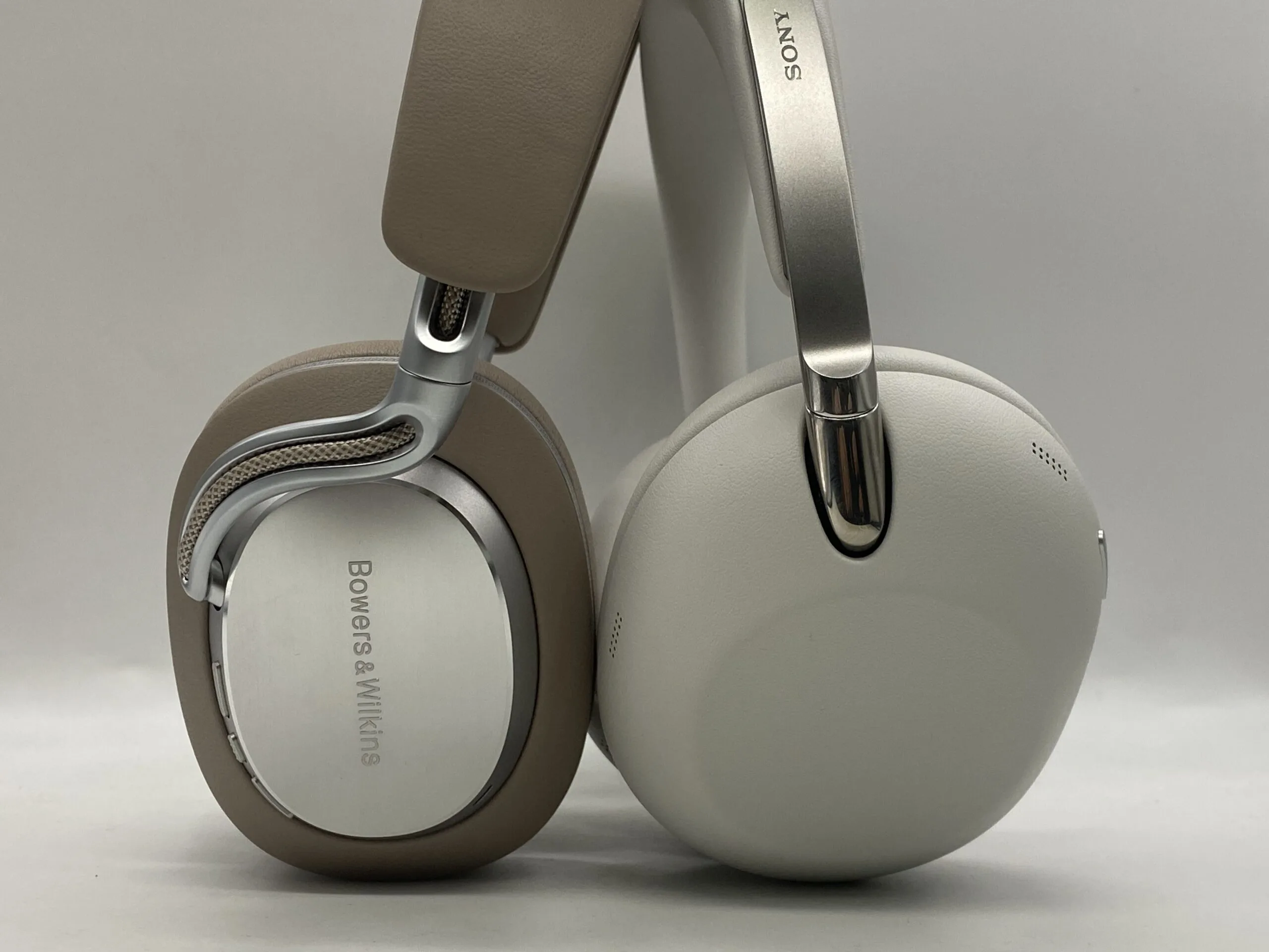 เปรียบเทียบหูฟังไร้สายพรีเมียม Sony 1000X THE COLLEXION vs Bowers & Wilkins PX8 S2