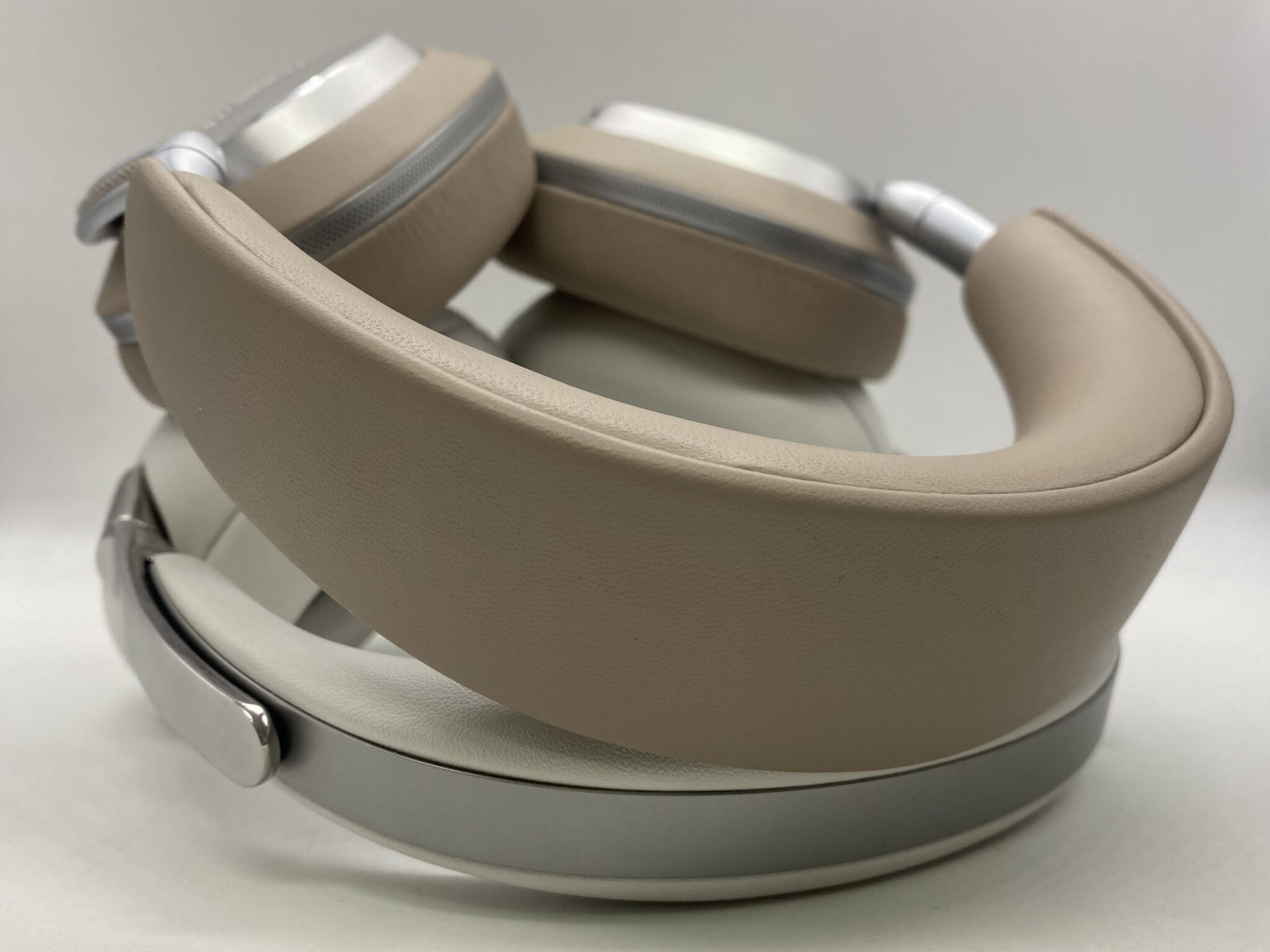 เปรียบเทียบหูฟังไร้สายพรีเมียม Sony 1000X THE COLLEXION vs Bowers & Wilkins PX8 S2