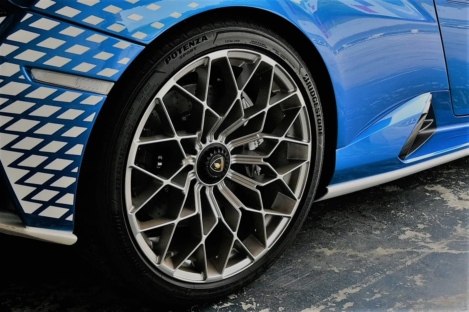 Premium Tire Technology Showdown: ยางลัมโบร์กินี VS ยางปอร์เช่ E-Fuel