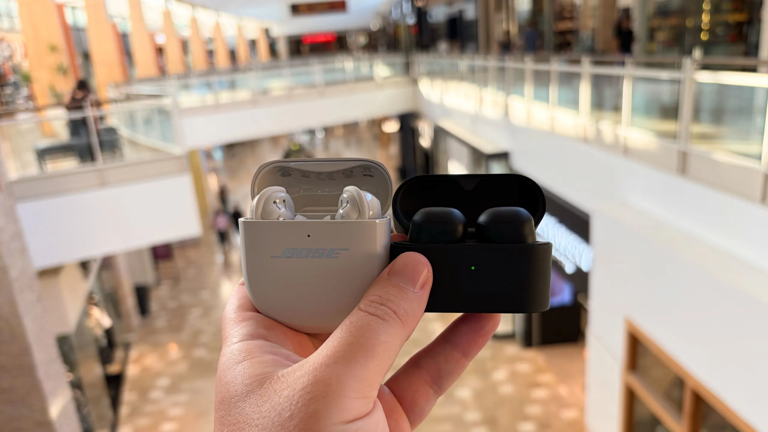 เปรียบเทียบ Bose vs Sony หูฟังตัดเสียงระดับพรีเมียมบนเส้นทางเดินทาง