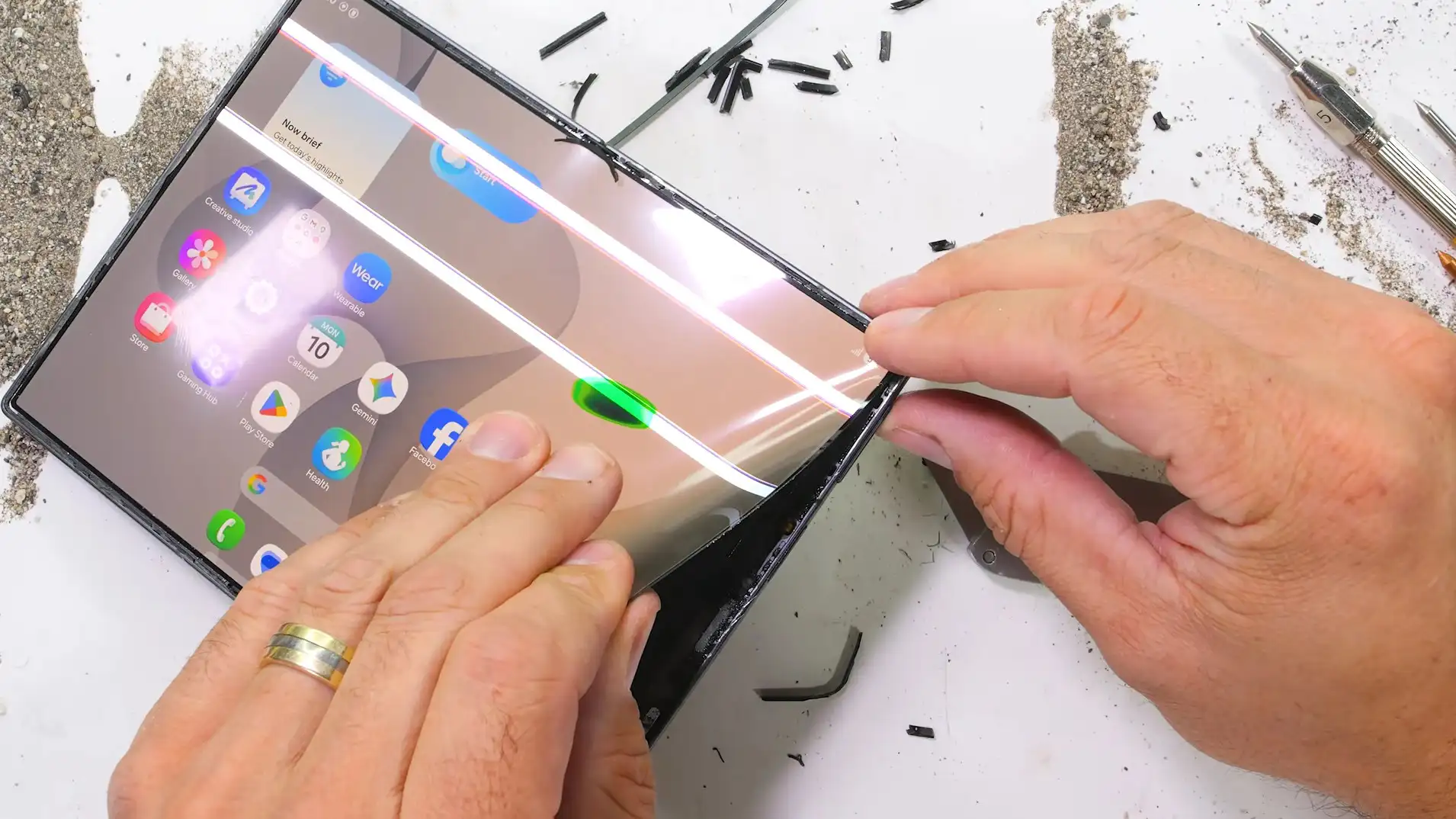 รีวิว Galaxy Z Fold 8 จากการแกะเครื่อง: ไทเทเนียม, ความทนทาน และค่าซ่อมระยะยาว