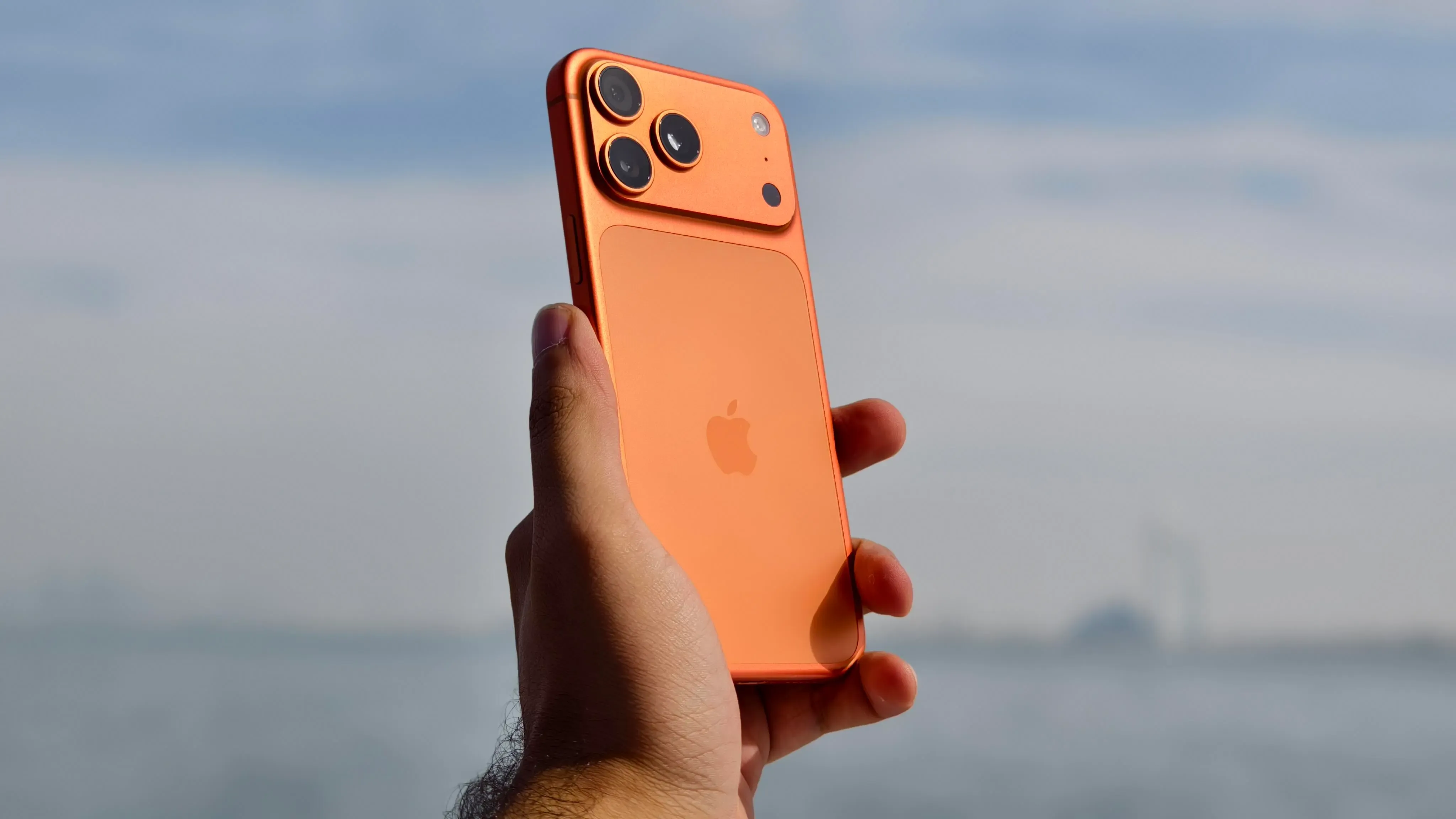 วิเคราะห์ดีไซน์ all-glass iPhone ฉลองครบรอบ 20 ปีของ Apple