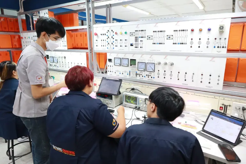 รัฐจับมือเอกชนเปิดคู่มือ AI ฟรี ปูทางเยาวชนสู่แรงงานทักษะสูง