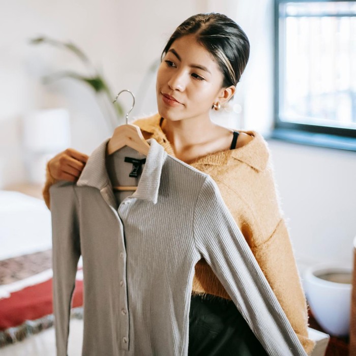 วิธีป้องกันเสื้อผ้ายับแบบเตารีดไม่ต้อง ใช้ของในบ้าน