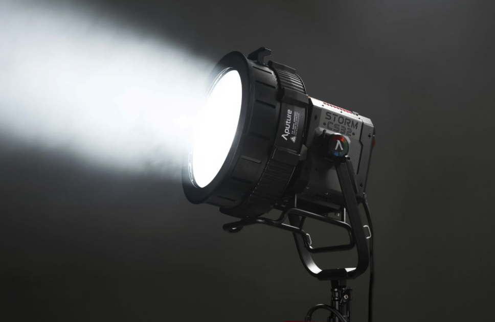 ศึกไฟสตูดิโอสีเต็ม Godox Litemons ปะทะ Aputure STORM CS32
