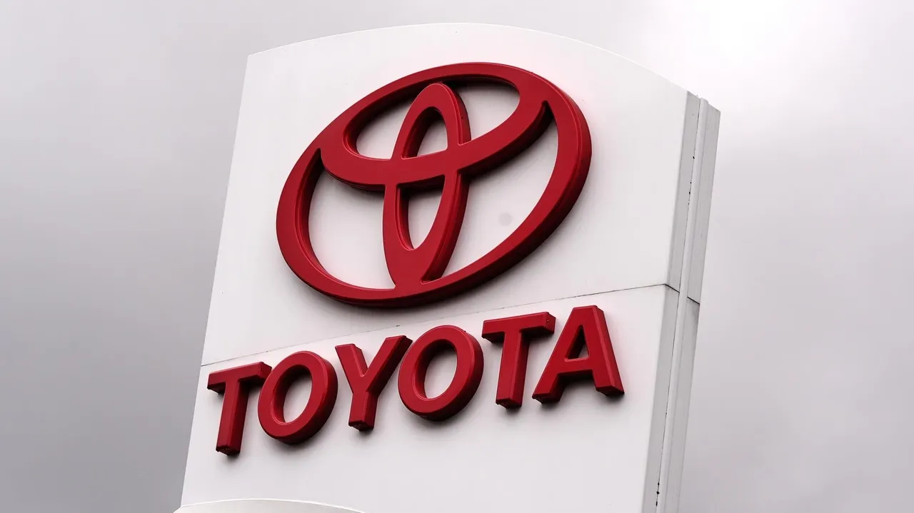 Toyota Camry เรียกคืน 655,000 คันเพราะหน้าจอรวน เสี่ยงไฟเลี้ยวไม่ทำงาน