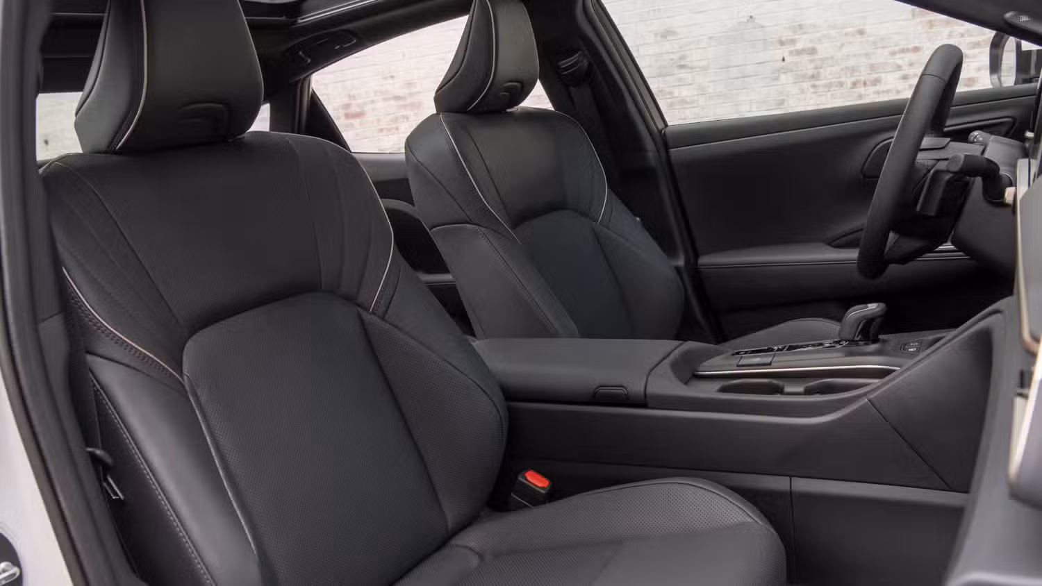 รถซีดานพรีเมียม ราคาถูก เลือก Toyota Crown หรือ Camry ดีกว่ารถหรูแบรนด์ดังอย่างไร