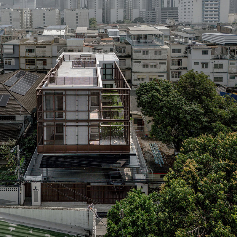 บ้านโมเดิร์นกับธรรมชาติ: เชื่อมคอร์ทยาร์ดและพื้นที่สีเขียวให้ลงตัว