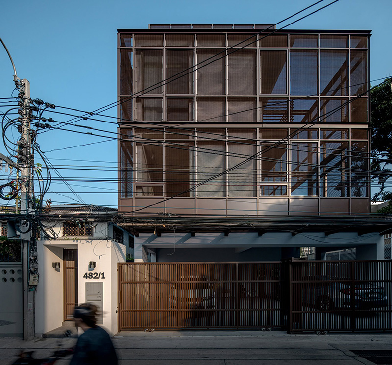 บ้านโมเดิร์นกับธรรมชาติ: เชื่อมคอร์ทยาร์ดและพื้นที่สีเขียวให้ลงตัว