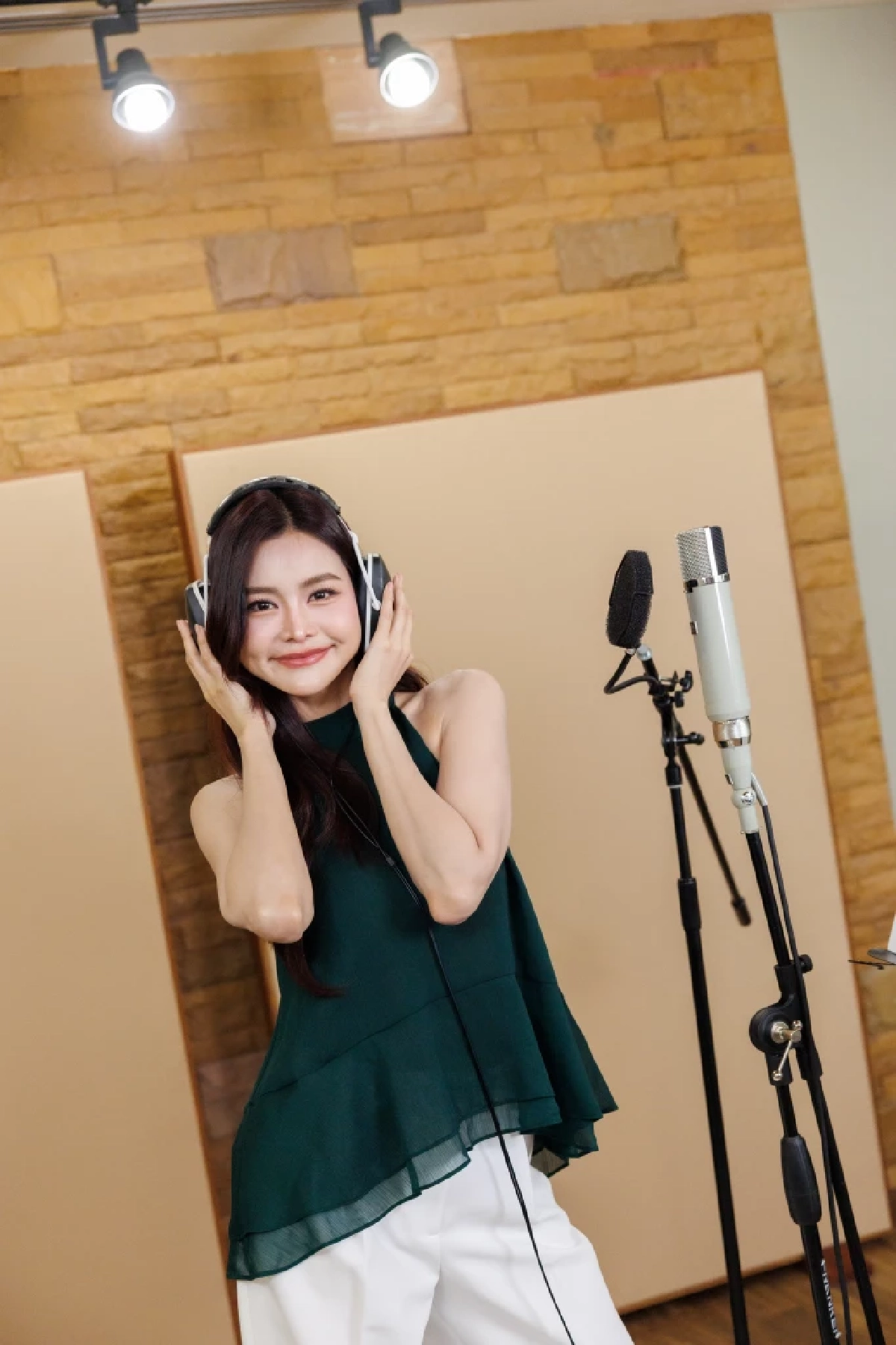 เมื่อนางงามสายบิวตี้จับมือแร็ปเปอร์ สร้าง 7 เวอร์ชั่นให้เพลงเดียวสั่นทั้งวงการ