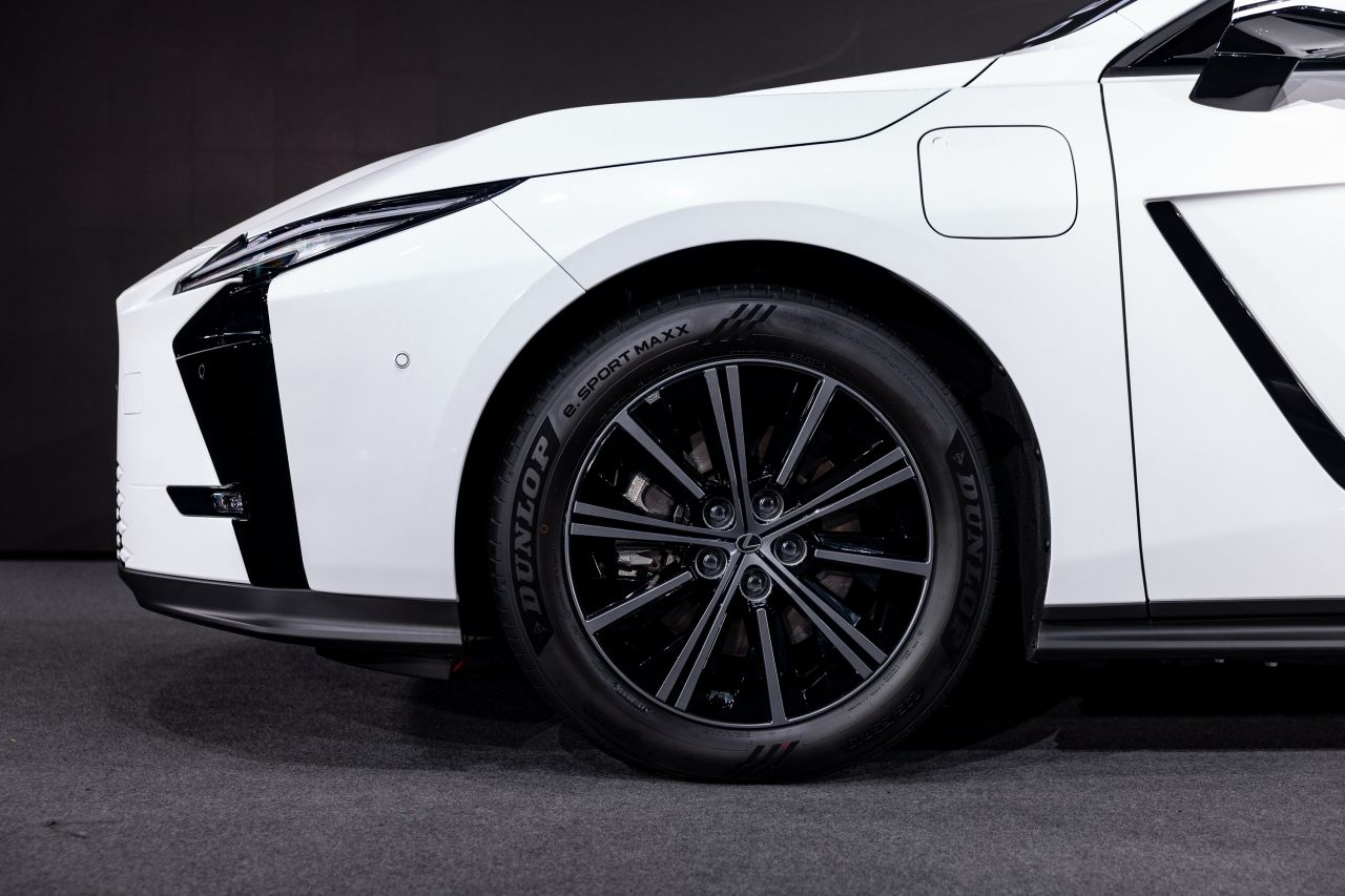 Lexus ES ไฮบริด หรือไฟฟ้า ทางเลือกไหนคุ้มกว่าสำหรับซีดานหรูพลังงานใหม่