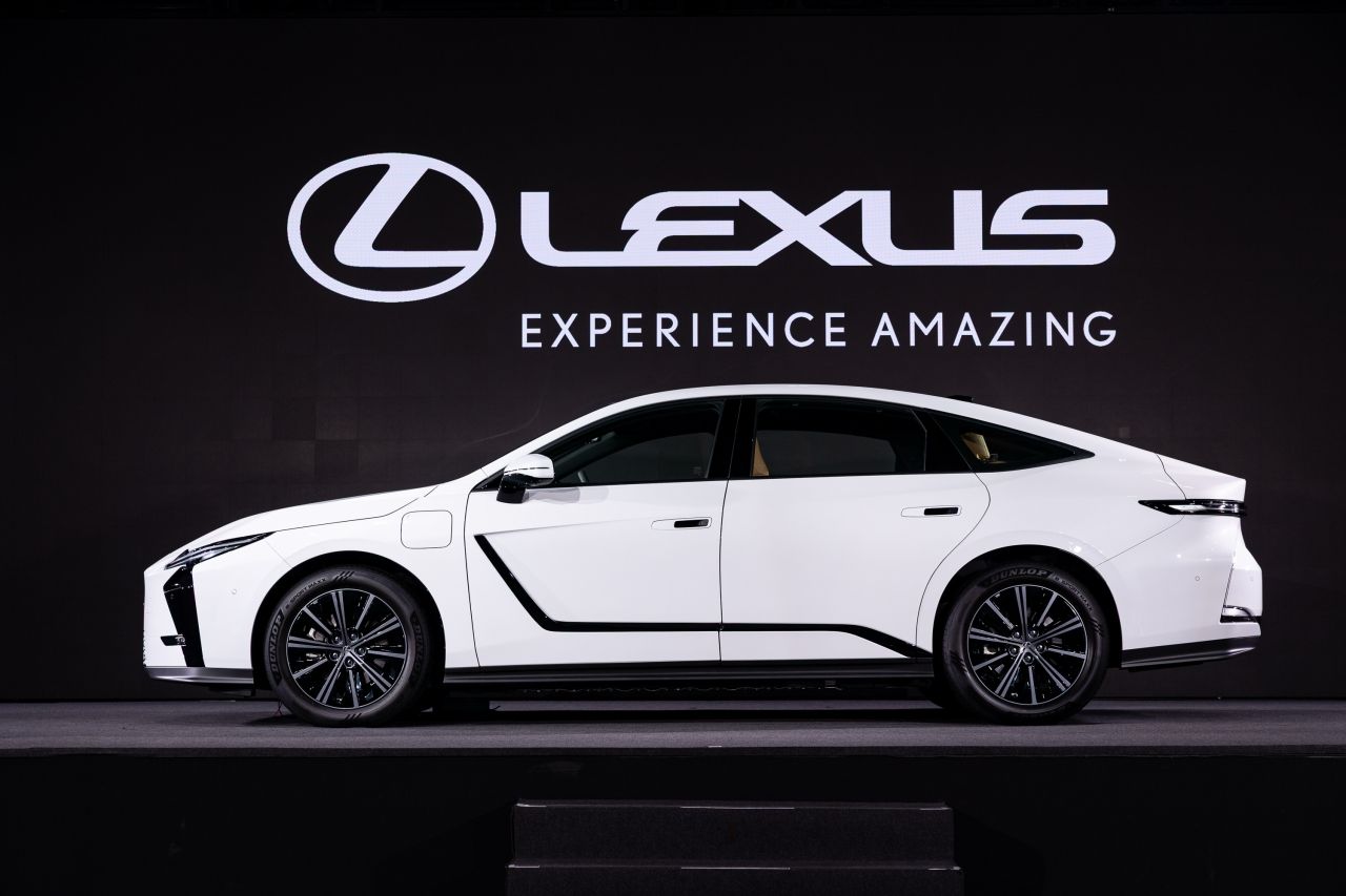 Lexus ES ไฮบริด หรือไฟฟ้า ทางเลือกไหนคุ้มกว่าสำหรับซีดานหรูพลังงานใหม่