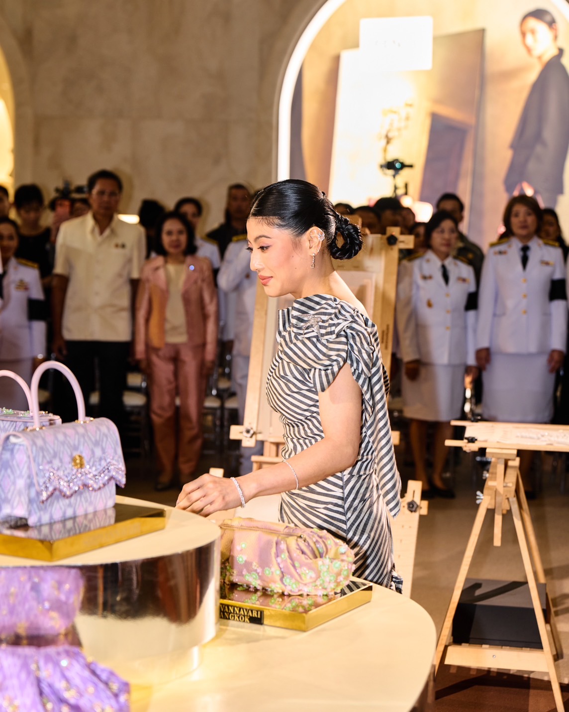 ผ้าไทยแฟชั่นสายราชสกุลกำลังเขียนนิยามใหม่ให้ลักชัวรี