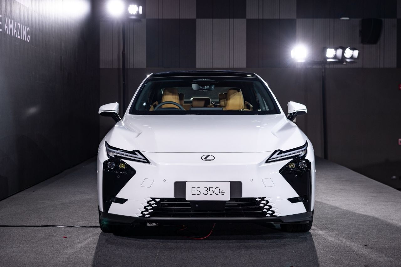Lexus ES ไฮบริด หรือไฟฟ้า ทางเลือกไหนคุ้มกว่าสำหรับซีดานหรูพลังงานใหม่