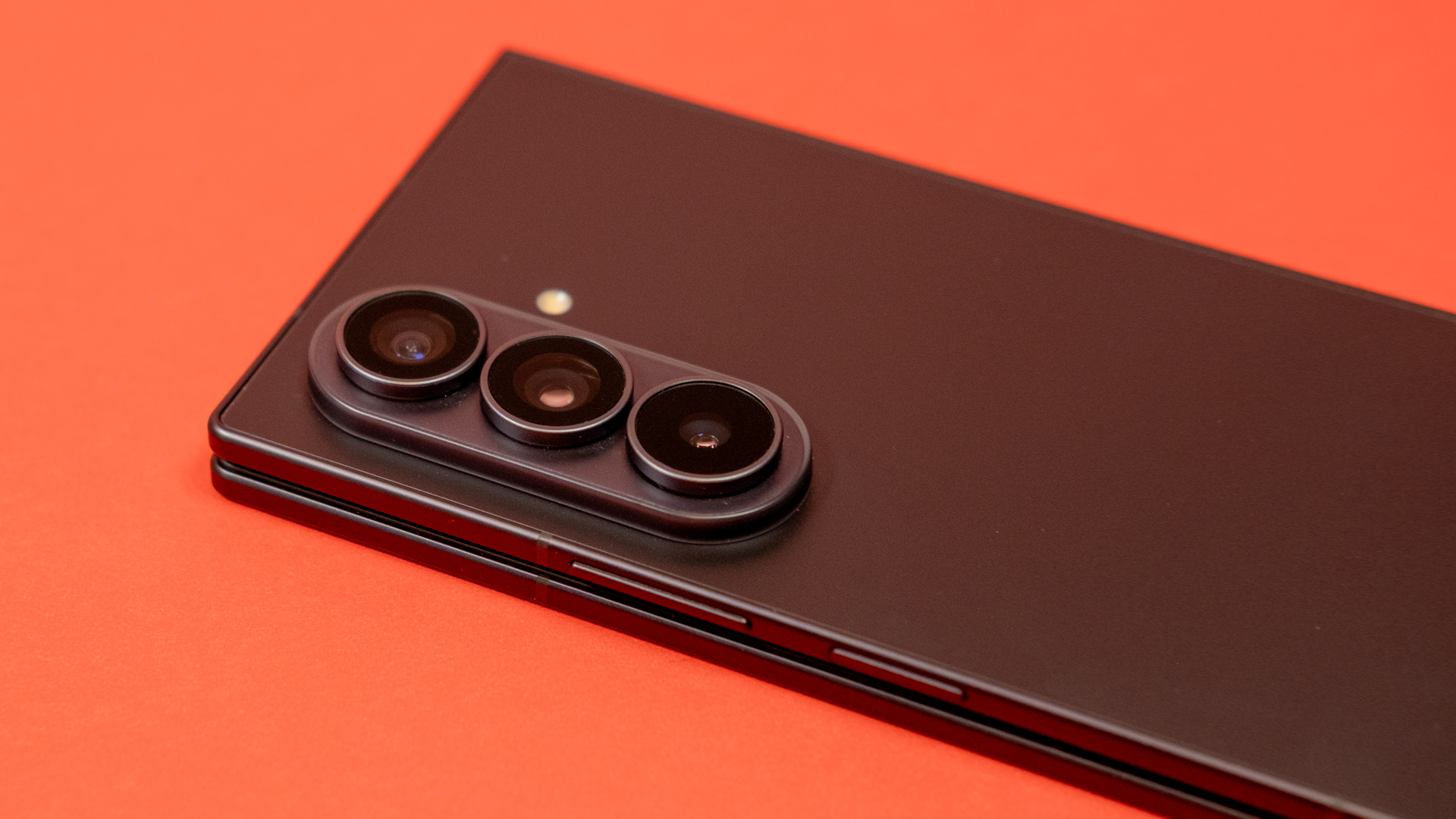 รีวิว Galaxy Z Fold 8 Ultra: ฮาร์ดแวร์สุดพรีเมียมที่ทำให้คนส่วนใหญ่เอื้อมไม่ถึง