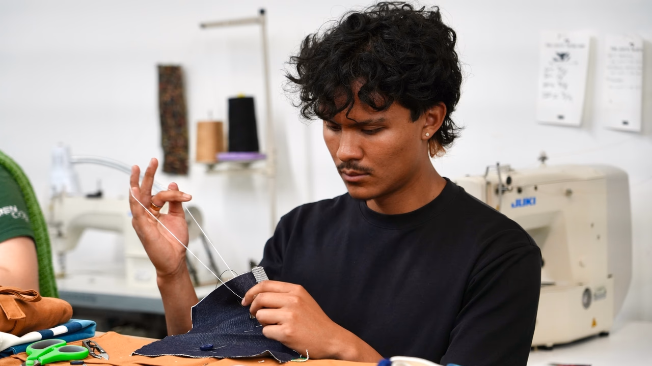 ทำไมแบรนด์เสื้อผ้าดังถึงหันมาสอนเย็บผ้าให้ Gen Z