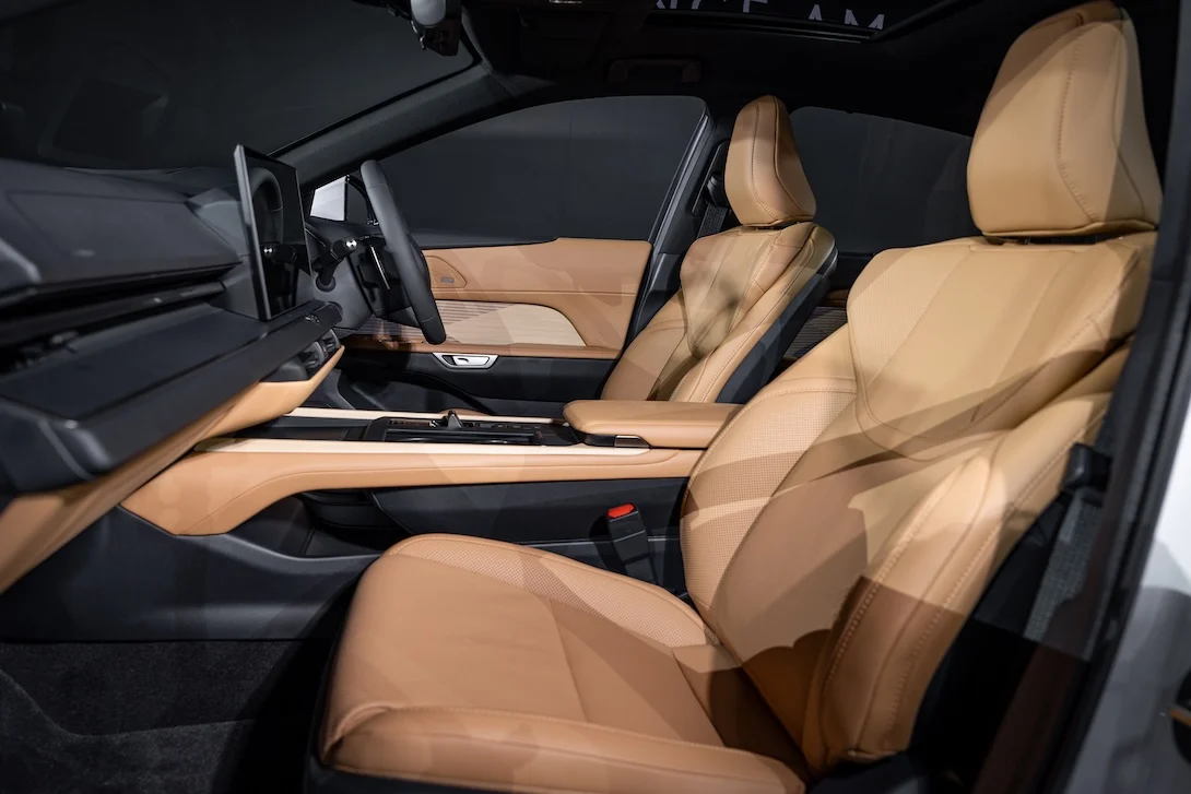 Lexus ES ไฮบริด หรือไฟฟ้า ทางเลือกไหนคุ้มกว่าสำหรับซีดานหรูพลังงานใหม่