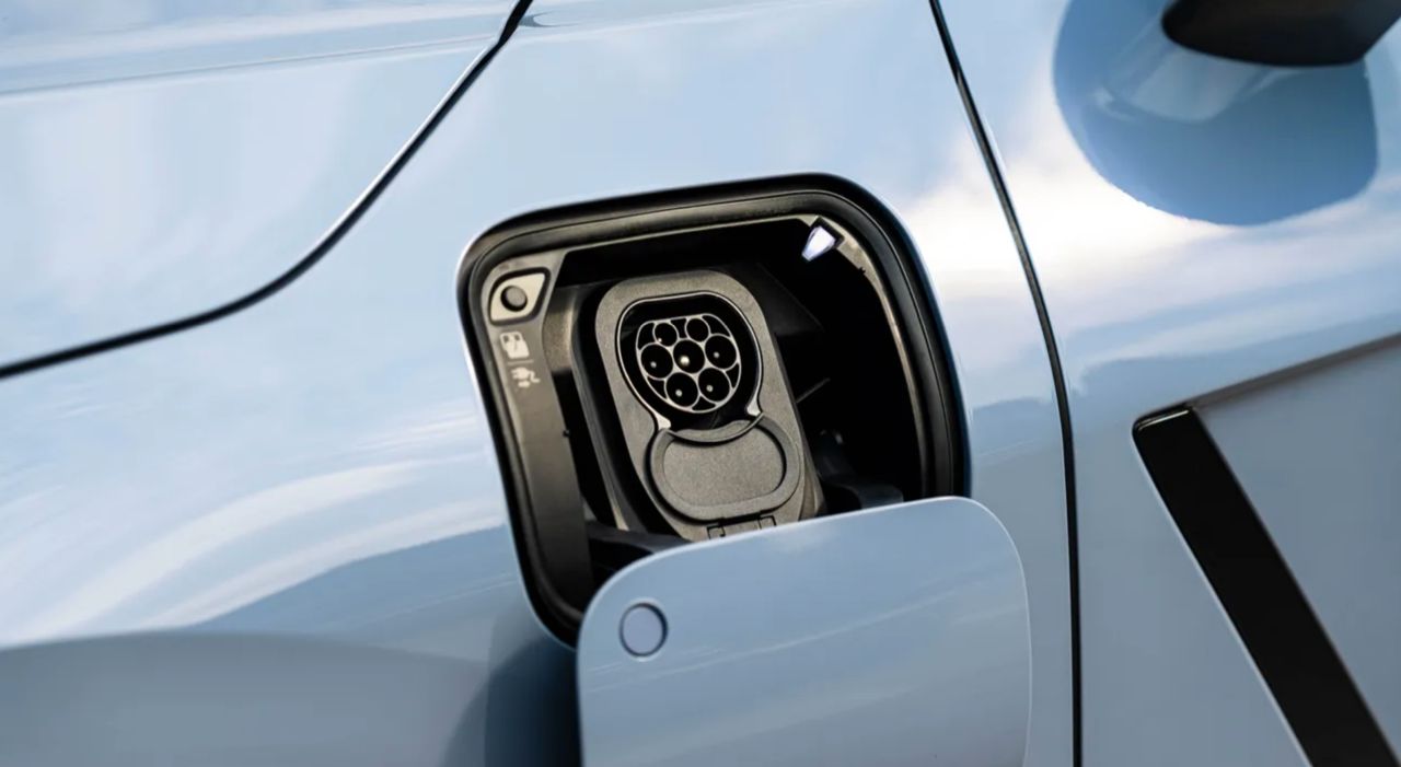 ลักซัส ES ใหม่ EV 620 กม. vs ไฮบริด 22.7 กม./ลิตร เลือกซีดานหรูแบบไหนให้ตรงตัว