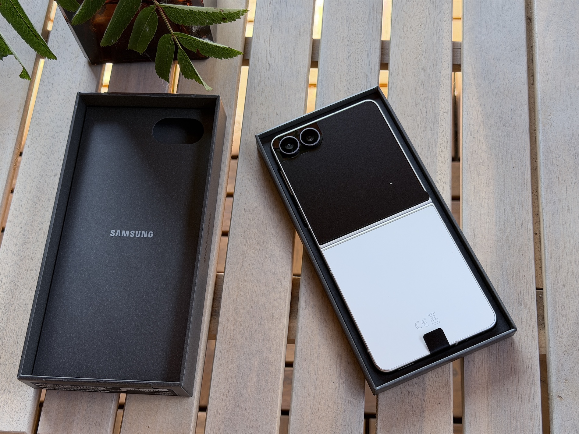 รีวิว Galaxy Z Flip 8 โทรศัพท์พับจอเล็กที่สะดวก แต่ยังไม่สมบูรณ์