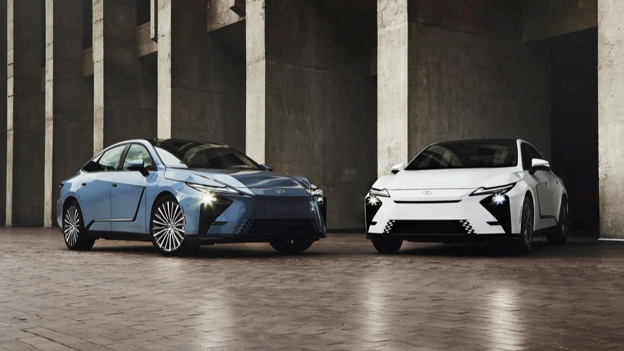 Lexus ES ไฟฟ้า vs ไฮบริด ทางเลือกซีดานหรูที่กล้าชนเยอรมัน