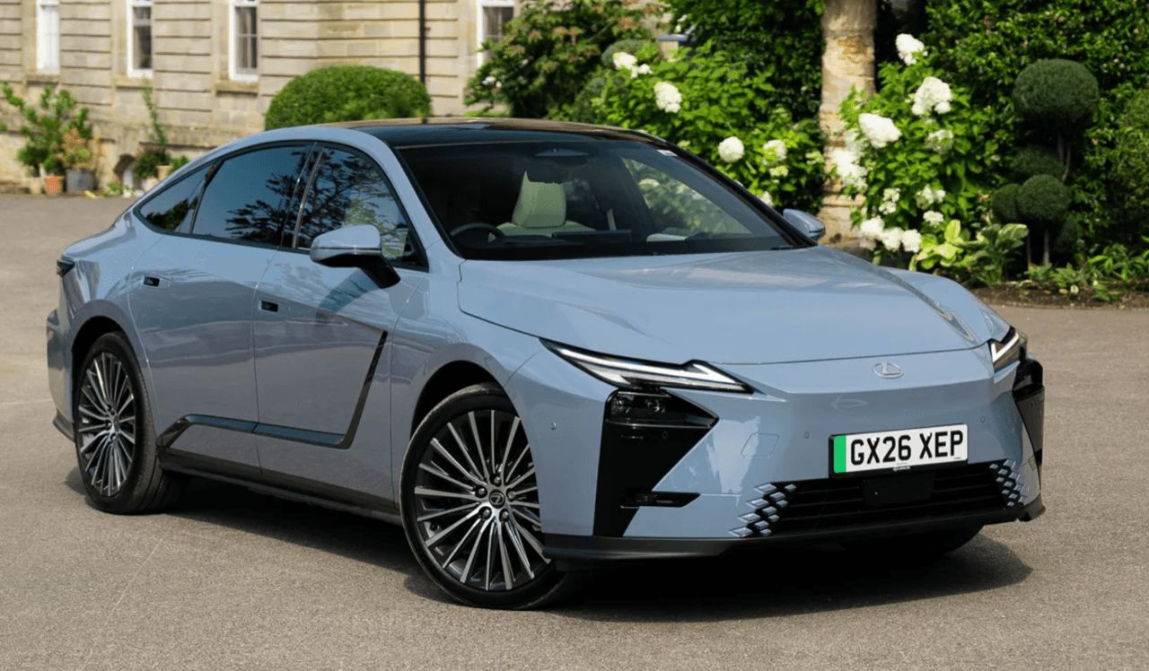 ลักซัส ES ใหม่ EV 620 กม. หรือไฮบริด 22.7 กม./ลิตร: ซีดานหรูไหนเหมาะกับคุณ