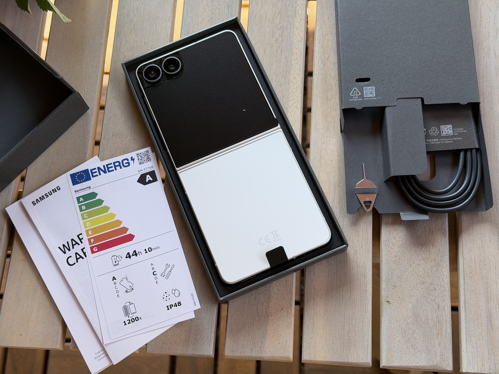 รีวิว Galaxy Z Flip 8 โทรศัพท์พับจอเล็กที่สะดวก แต่ยังไม่สมบูรณ์